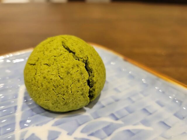和菓子　ひと月  築く

【抹茶の黄身時雨"若葉"】
抹茶のフォンダンショコラをイメージした和菓子。
去年のものからリニューアルしました。
抹茶をより感じられるよう中の餡を濃茶餡に
中心にあるチョコ羊羹にも抹茶を加えました。

・二枚目
蒸し上げる前の状態。

・三枚目
失敗作です。
蒸し過ぎて中の抹茶チョコ羊羹がとろけ出ました。

実際にレンジで10～20秒(500W)温めると、このような状態になります。ぜひ、一度お試しください。

＿＿＿＿＿＿＿＿＿＿＿＿＿＿＿＿＿＿＿＿＿
ひと月  築く
愛知県春日井市東野町1-1-19
0568-29-9020
営業時間：9:30～18:00(売り切れ次第閉店)
定休日：水曜日(月に一度連休有)

#ひと月築く
#和菓子
#若葉
#和スイーツ
#抹茶
#抹茶スイーツ