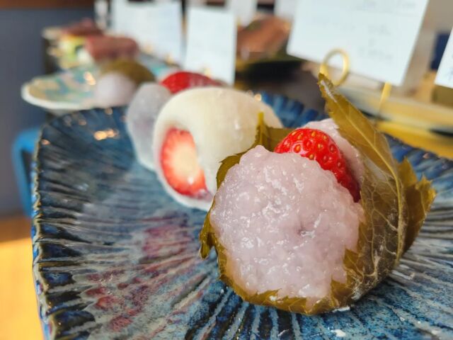 和菓子　ひと月  築く

【苺の和菓子】
・苺大福 (レッドパール/粒餡/求肥)
　※近日終了予定

・いちご餅
　 (よつぼし/白餡.ﾏｽｶﾙﾎﾟｰﾈﾁｰｽﾞ餡/羽二重餅)
　※近日終了予定

・桜いちご餅 (レッドパール/こし餡/道明寺製)
　※苺の品種"古都華"が入荷次第変更。
　　桜もちの販売期間(４月上旬)まで販売予定。

【ぼた餅(粒餡/こし餡/抹茶/桜餡/みたらし)】
3/18(土)～3/24(金)の期間販売。
その間、他の商品の販売が一時休止になることがありますので、ストーリー等でご確認下さい。

＿＿＿＿＿＿＿＿＿＿＿＿＿＿＿＿＿＿＿＿＿
ひと月  築く
愛知県春日井市東野町1-1-19
0568-29-9020
営業時間：9:30～18:00
定休日：水曜日(月に一度連休有)
　　　　3/22(水).28(火).29(水)

#ひと月築く
#和菓子
#苺大福
#いちご餅
#苺
#苺スイーツ 
#スイーツ
#フルーツ大福
#春日井
#愛知
#名古屋