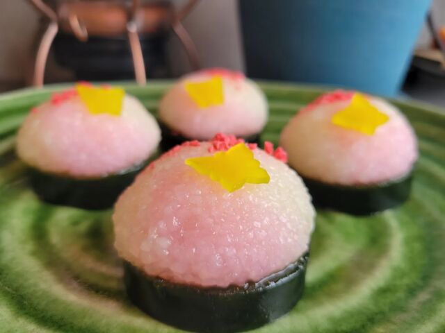 和菓子　ひと月  築く

【和菓子"ツツジ"】
上に道明寺の餅、下にヨモギの羊羹。間には、千切りした生姜の蜂蜜漬けが入れてあります。
甘味、苦味、辛味が合わさった少し大人な味の和菓子。
・４月限定。
※上の蝶々の羊羹は色が日によって変わります。

【抹茶蜜のあん団子】
蕎麦つゆのタレに蜜と濃茶餡を合わせた滑らかな餡。
団子を絡ませて上から抹茶きなこをかけました。
・４～８月まで不定期で販売します。

＿＿＿＿＿＿＿＿＿＿＿＿＿＿＿＿＿＿＿
ひと月  築く
愛知県春日井市東野町1-1-19
0568-29-9020
営業時間：9:30～18:00
定休日：水曜日(月に一度連休有)
　　4/5(水).12(水).19(水).25(火).26(水)
　　5/9(火).10(水).17(水).22(月).23(火).24(水).31(水)
※5/3(水)は営業します。

#ひと月築く
#和菓子
#和スイーツ
#アート
#デザイン
#デザート
#スイーツ
#和菓子好き
#春日井
#名古屋
#愛知